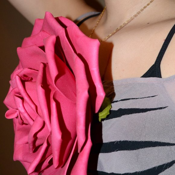 Floral Rosel Gold Chained Necklace OS - Picture 2 of 2